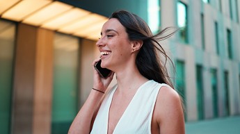 Ragazza parla al telefono