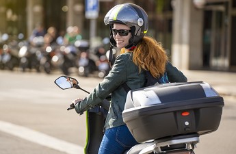 Ragazza con scooter