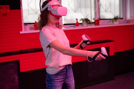 Ragazza giocando con videogiochi e realtà virtuale