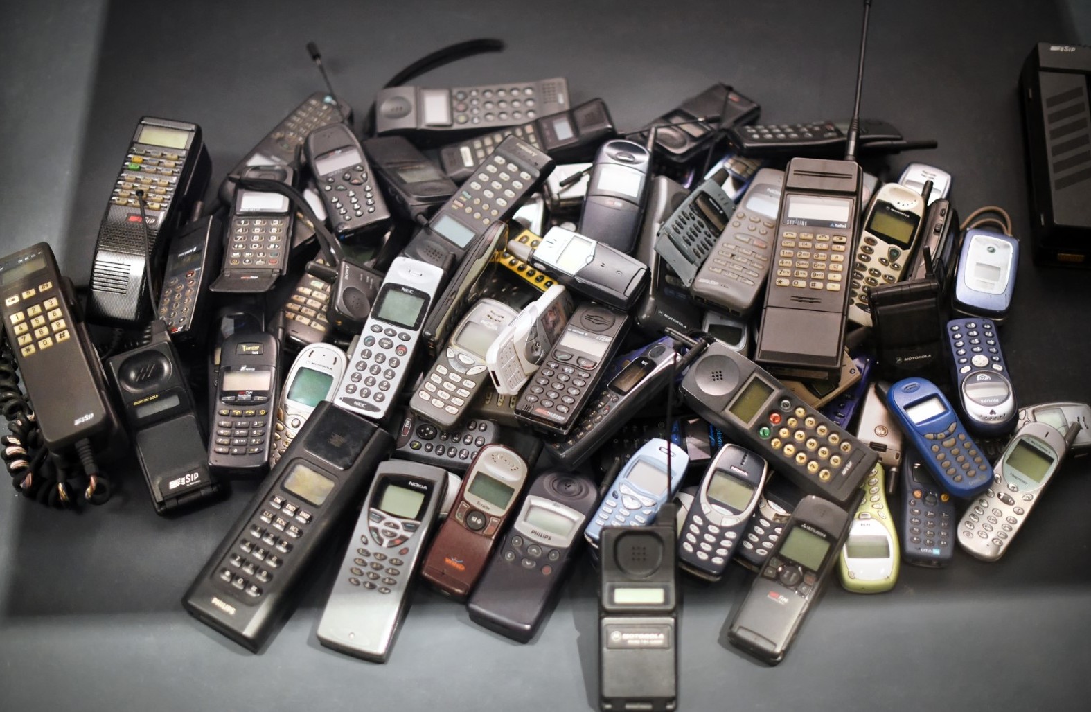 Vecchi telefoni ammassati