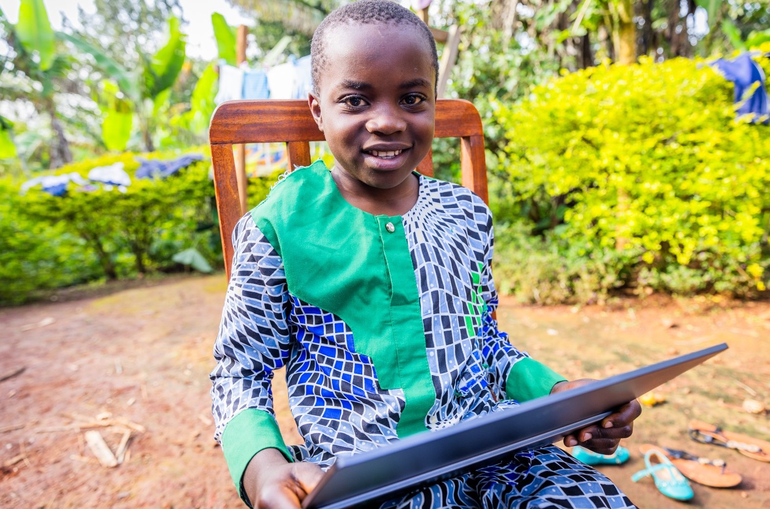 Bambino africano con tablet