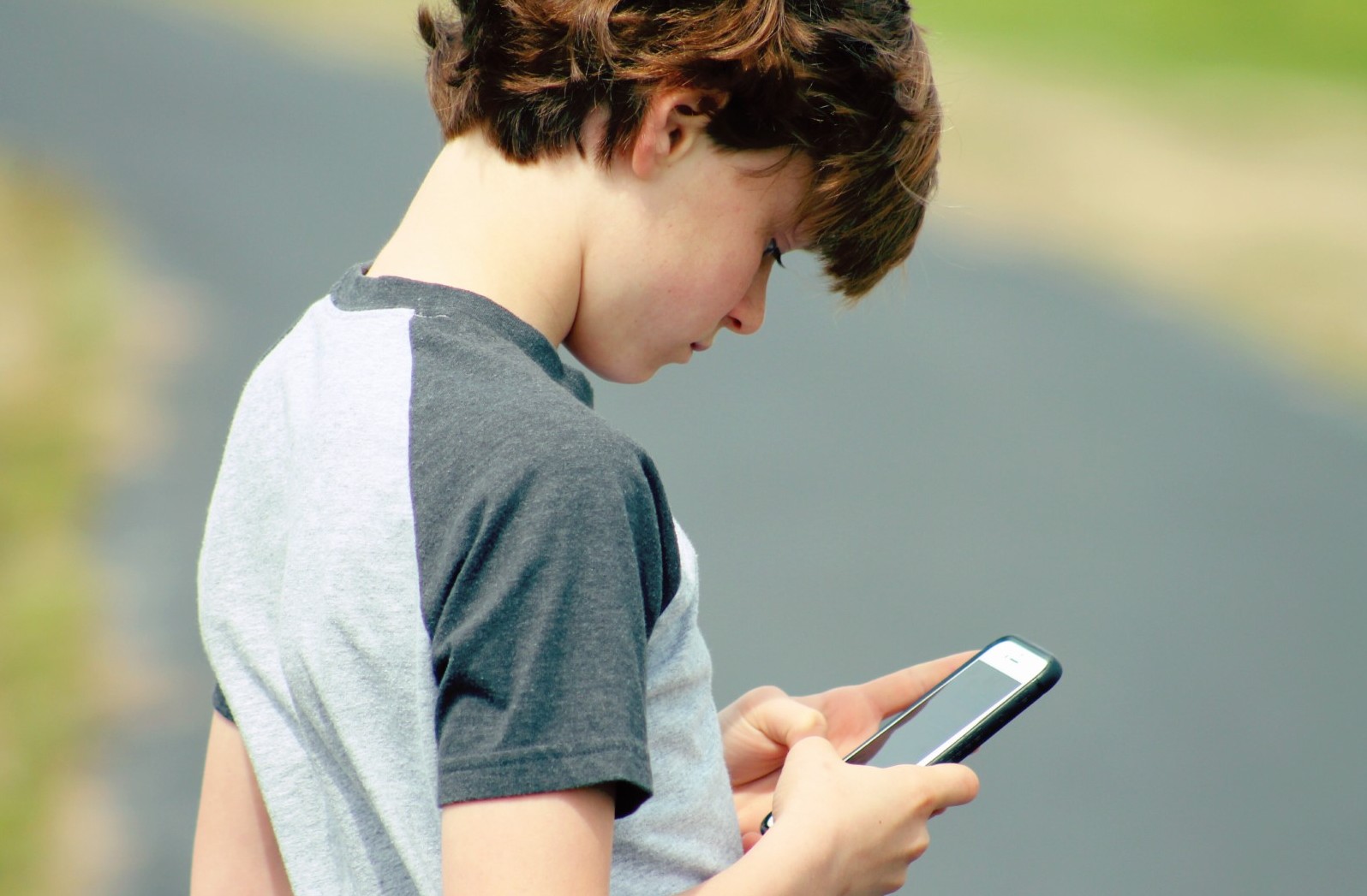 Bambino con smartphone