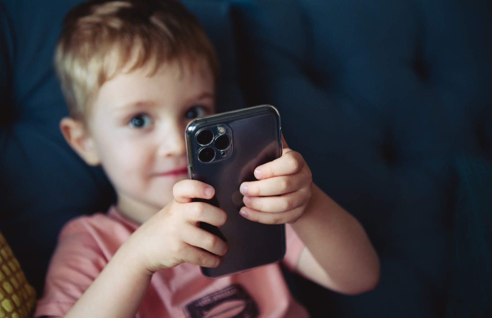 Bambino con smartphone